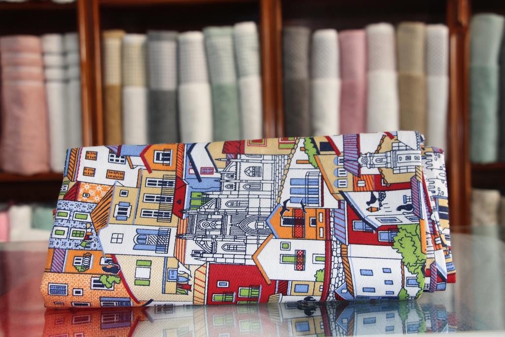 Toalha de Mesa com Estampa Ilustrada de Casas Coloridas