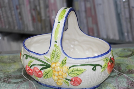 Cesto de Cerâmica Decorativo com Relevos de Frutos