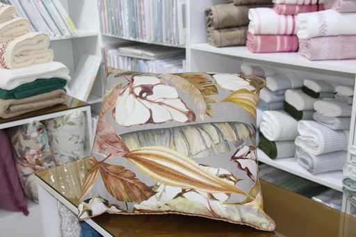 Fronha decorativa cinzenta com padrão de folhas tropicais