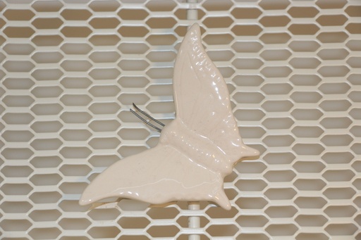 Borboleta decorativa em cerâmica branca