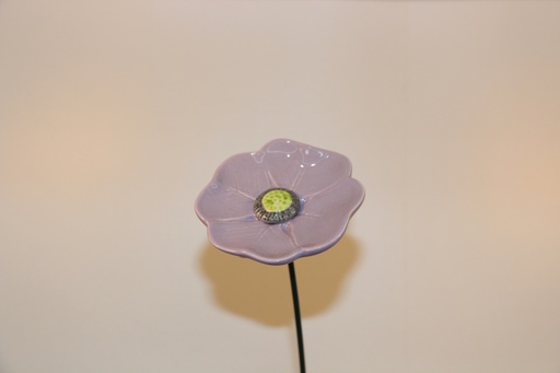 Flor decorativa em cerâmica lilás com haste metálica