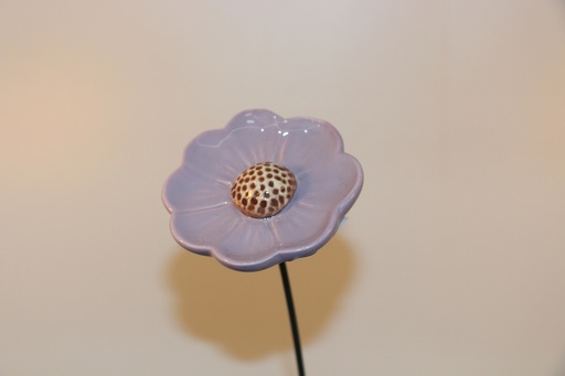 Flor decorativa em cerâmica lilás com centro pontilhado e haste metálica