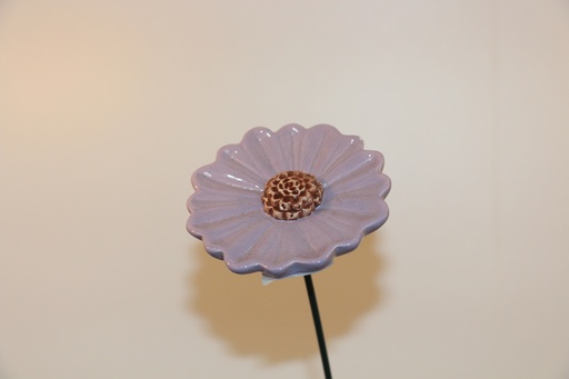 Flor decorativa em cerâmica lilás com centro em espiral e haste metálica