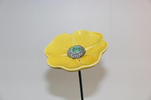 Flor decorativa em cerâmica amarela vibrante com haste metálica