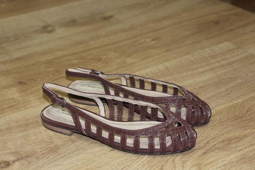 Sandálias Slingback em Pele com Efeito Crocodilo e Design Vazado